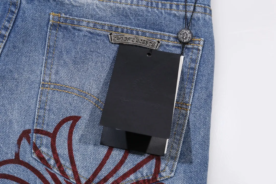 P260 model number: H505 Chrome Hearts Chrome Hearts high-end limited edition jeans exude uninhibited personality and unique charm. Every wear and tear is carefully designed to present a unique artistic feel. Made of imported denim fabric, which has undergone heavy industrial washing and destruction treatment, the trousers show a super cool effect on the upper body, allowing you to dominate the fashion stage.  This is more than just a pair of jeans, it is an expression of attitude. With its unique design concept and ultimate pursuit of details, Croxin breaks traditional boundaries and defines the jeans trend in the new era. The trousers are made of double-layer woven fabric and matched with customized hardware, showing an incomparably beautiful and unique style, making every wearer the focus of fashion. Imported denim fabric, super heavy-duty washed and damaged, the upper body is super cool! Customized hardware, incomparably good-looking model. The production process is difficult. It has a high-street feel. Color: blue Size: S M L XL